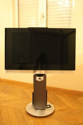 une photo d'un téléviseur posé sur un meuble dans un coin d'une pièce