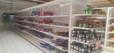 de nombreux rayons du magasin remplis de boissons