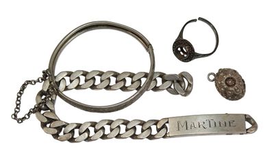 un bracelet en argent et une bague sur laquelle est gravé un nom