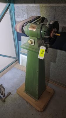une machine posée sur un support dans une pièce