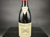 La bouteille de vin rouge est posée sur une table noire.