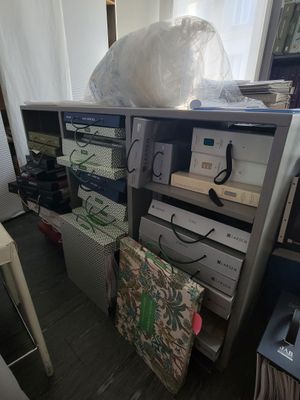 une étagère sur laquelle sont posés tout un tas d'appareils électroniques