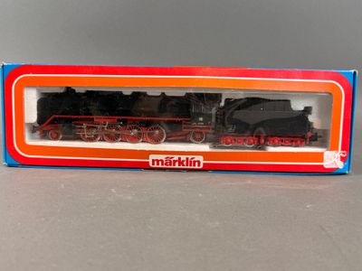 une photo d'un train miniature dans une boîte posée sur une table