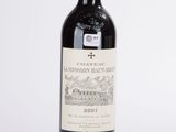une photo d'une bouteille de vin rouge sur fond blanc