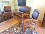trois chaises et un canapé dans un salon
