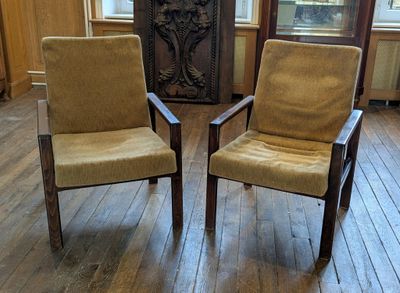 two chairs that are sitting in the middle of a room