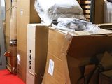 de nombreuses boîtes empilées dans une pièce