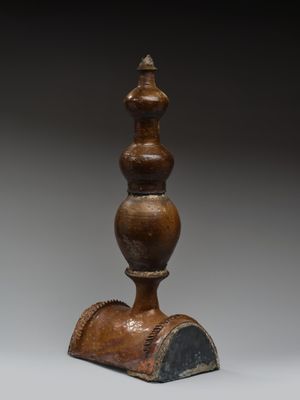 une image représentant un objet en bois avec un socle noir et un socle marron