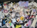 un gros tas d'objets divers dans une boîte