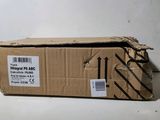 une boîte en carton sur laquelle est collé un autocollant, posée sur une table