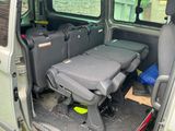 une place à l'arrière d'une camionnette remplie de bagages