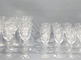 un grand nombre de verres à vin posés sur une table