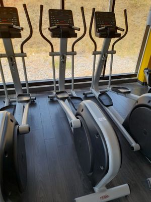 une rangée de vélos d'appartement dans une salle de sport
