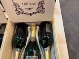 plusieurs bouteilles de champagne dans un coffret en bois posé sur une table
