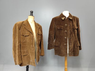 deux manteaux marron posés sur un mannequin, sur fond gris