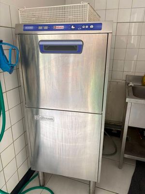 un lave-vaisselle en acier inoxydable dans un coin de la cuisine