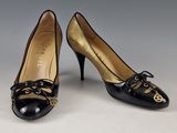 une paire de chaussures noires et dorées à talon doré