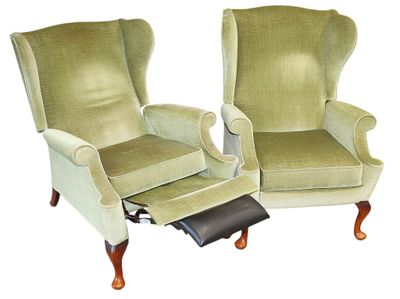 Suite de 2 FAUTEUILS à oreilles garnis de velours vert, pied… - Photo 1