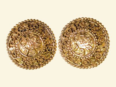paire de boucles d'oreilles dorées ornées de filigrane