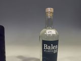 une bouteille de gin Balea à côté d'un verre bleu