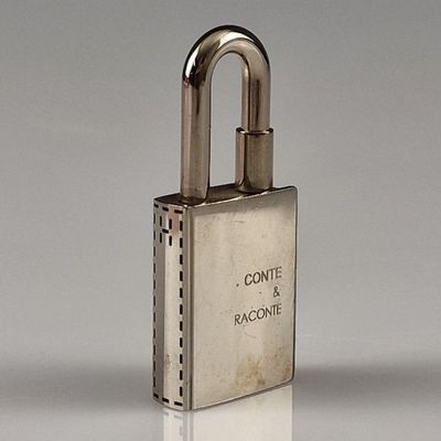 a silver padlock with the words conte raconne on it