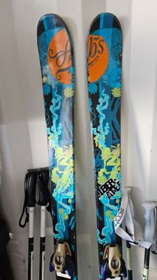 a pair of skis sitting on a rack in the room