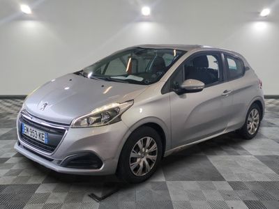 la voiture argentée est garée sur un sol en damier dans le garage