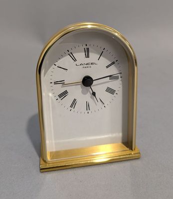 une petite horloge dont le cadran est orné de chiffres romains