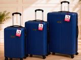trois bagages posés sur un parquet en bois massif