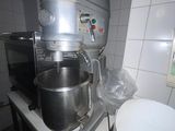 une photo d'une cuisine avec un mixeur posé sur le plan de travail
