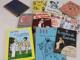 de nombreux livres posés sur une table