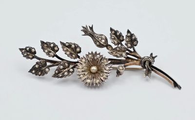une broche en argent ornée de fleurs et de feuilles