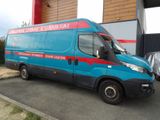 une camionnette bleue garée devant un immeuble