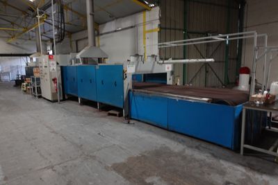 une image représentant une usine avec une machine au milieu