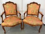 paire de chaises anciennes en bois sculpté, avec un revêtement à motifs floraux, revêtement à motifs floraux, revêtement à motifs floraux, revêtement à motifs floraux, revêtement à motifs floraux, revêtement à motifs floraux, revêtement à motifs floraux, revêtement à motifs floraux