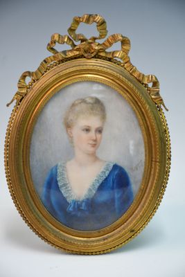 portrait d'une femme en robe bleue dans un cadre doré