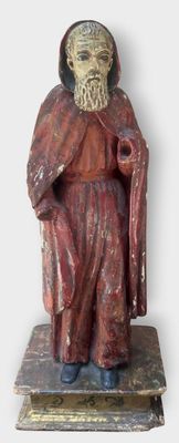 Statue de moine en bois sculpté polychrome en robe rouge