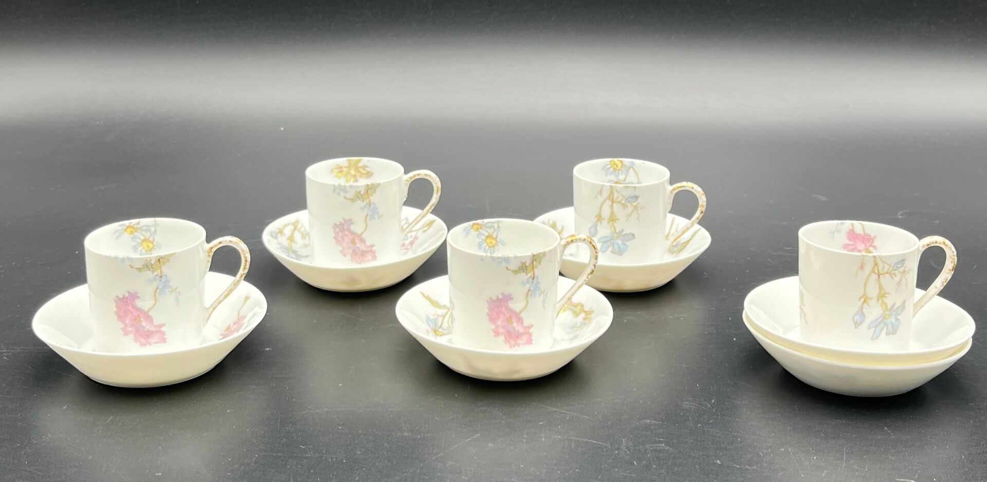 PARIS Cinq tasses Litron et six sous-tasses de poupées en porcelaine polychrome à décor floral. (597)