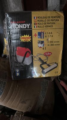 une boîte posée sur une pile de boîtes
