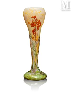 un vase en verre orné de fleurs peintes sur fond blanc