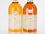 deux bouteilles de vin posées l'une à côté de l'autre sur une surface blanche