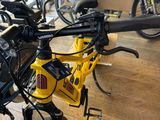 de nombreux vélos exposés dans le magasin
