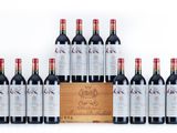 six bouteilles de vin rouge dans une caisse en bois sur fond blanc