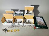 de nombreuses boîtes de pièces et de porte-clés posées sur la table