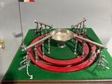 une petite maquette de plaque tournante surmontée d'un drapeau