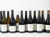 des bouteilles de vin sont alignées sur une surface blanche