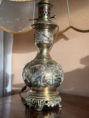 Lampe à pétrole à décor chinois, bronze et laiton