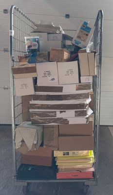 un chariot rempli de cartons et de papiers dans un garage