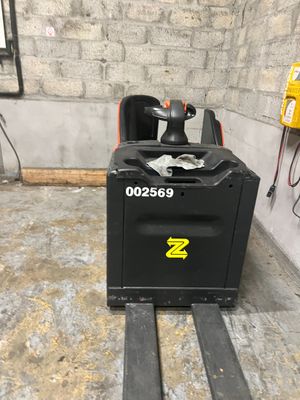 un chariot élévateur garé dans un garage