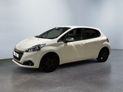 la petite voiture blanche est garée dans une grande pièce